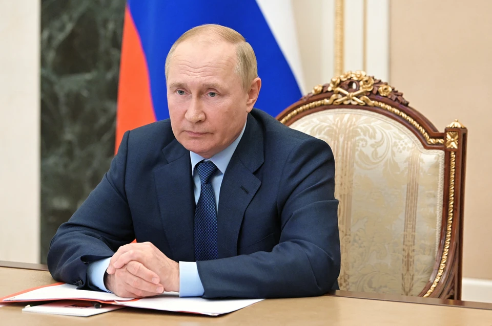 Владимир Путин поздравил и поблагодарил представителей двух профессий за самоотверженный труд