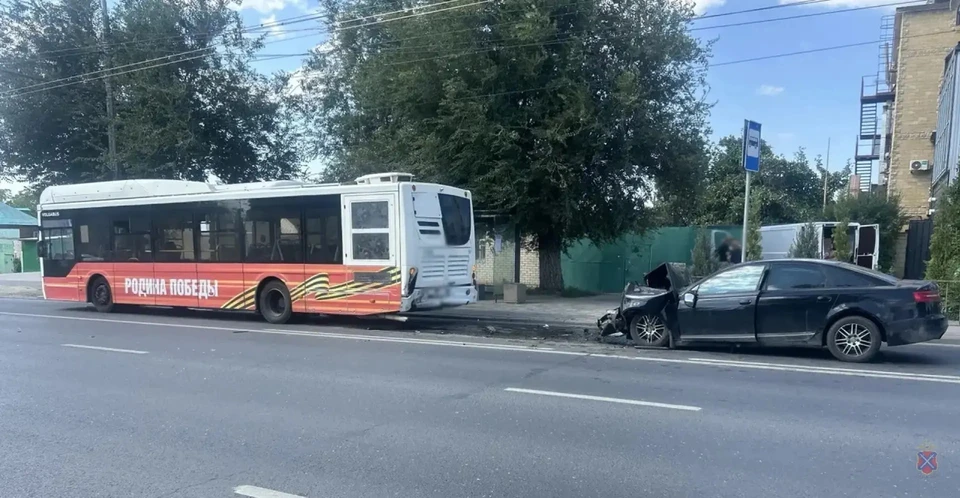 "Ауди" влетела в стоящий автобус.