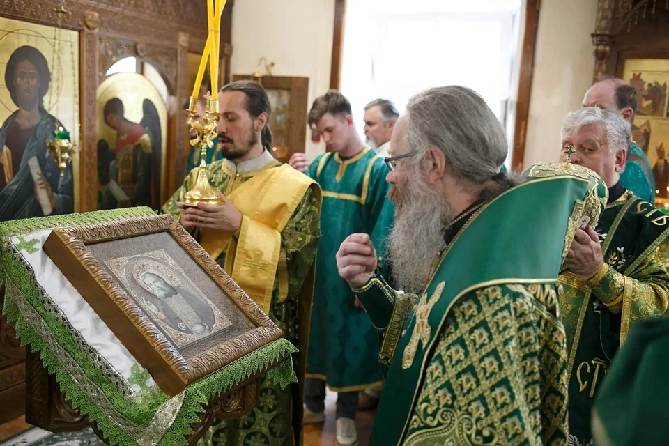 Служба собрала десятки верующих. Фото: Томская епархия