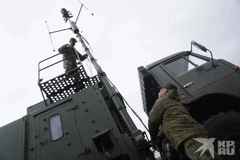 Силы противовоздушной обороны пресекли ночную атаку беспилотников самолетного типа над регионами страны.