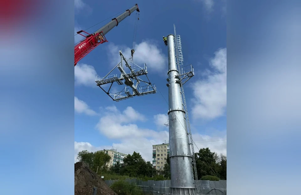 Первую опору канатной дороги через Оку установили на Заречном бульваре. Фото: АО «Урбантех Канатные дороги»