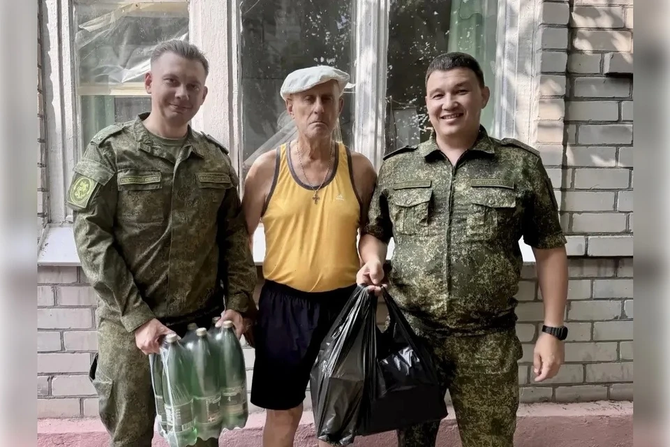 Следователи СК помогли геничанину, пострадавшему от обстрела ВСУ. Фото: СУ СК РФ по Херсонской области