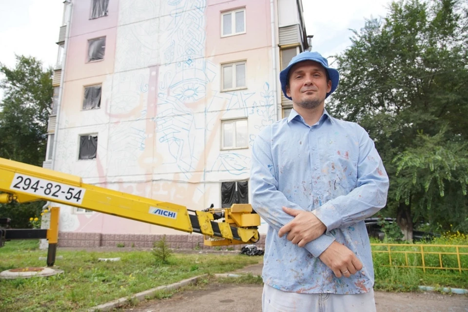 Пензенский художник Никита Романов рисует мурал на правобережье Красноярска. На фото: Никита Романов