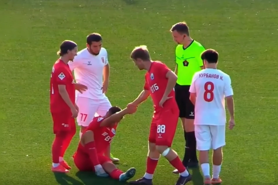 Борьбы на поле хватало. Фрагмент трансляции на fcsevastopol.ru