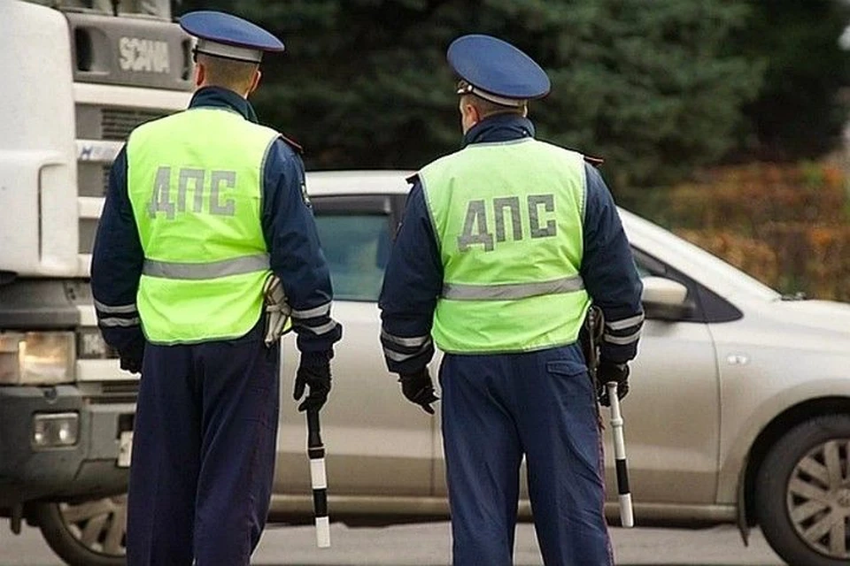 В Приморье автоинспекторы помогли водителю комбайна, съехавшему в кювет