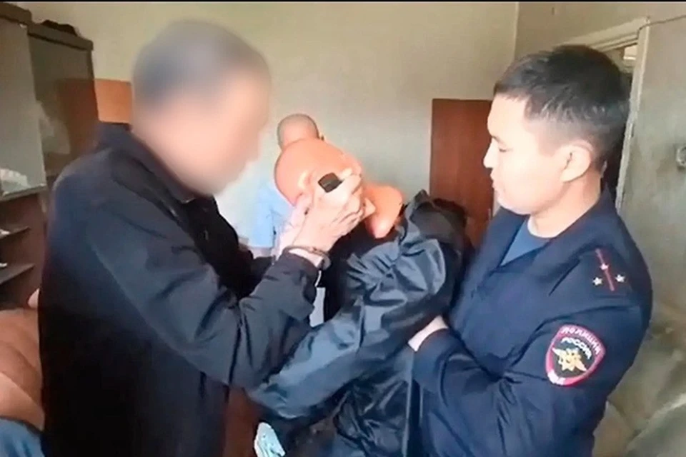 Мужчина впустил гостя в дом, а после его нашли мертвым