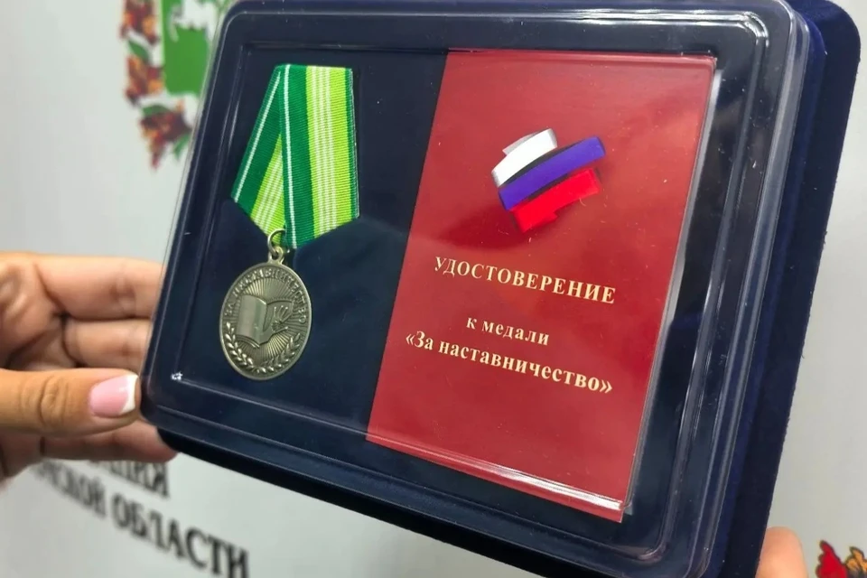 На лицевой стороне медали изображена раскрытая книга. Фото: пресс-служба правительства Томской области