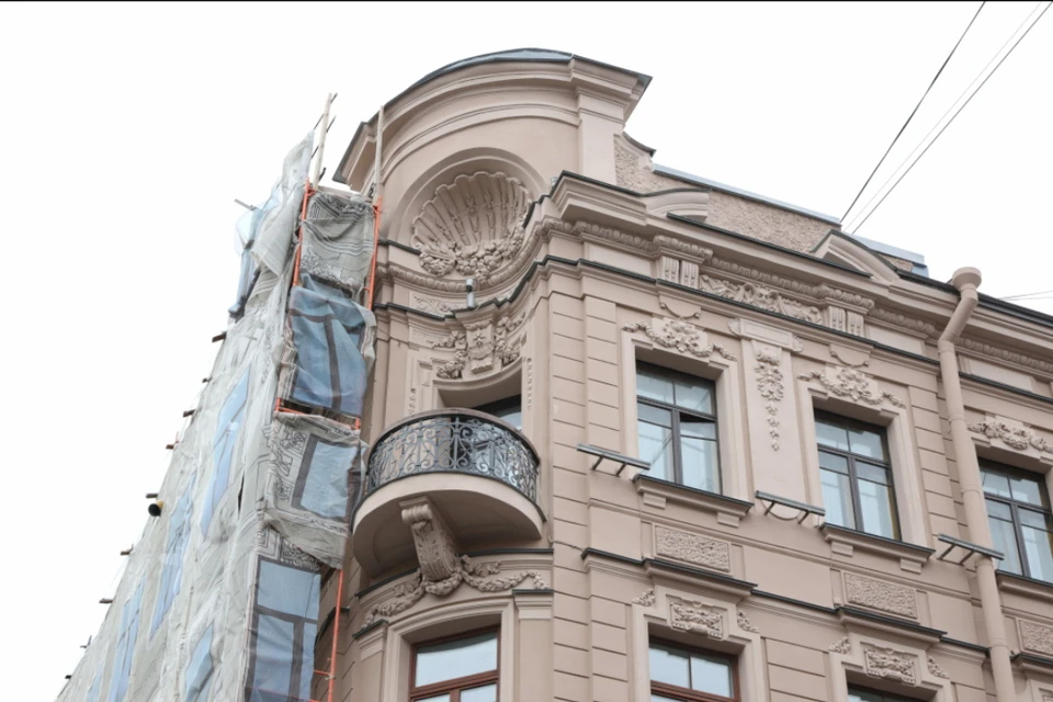 Мастера восстановили балконные решетки. Фото: Смольный