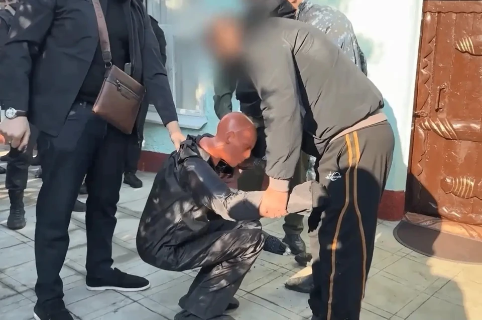 На следственном эксперименте мужчина показал как все происходило. Фото: стоп-кадр видео СУ СКР по РИ