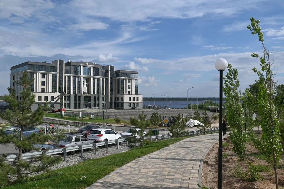 Огромный пустырь благоустроили в связи со строительством здания суда.