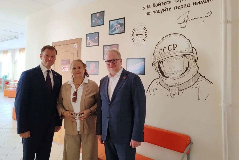 Председатель Пермской городской Думы Дмитрий Малютин вместе с депутатом Антоном Мелюхиным посетили лицей №8, пообщались с его директором Ириной Петровой.