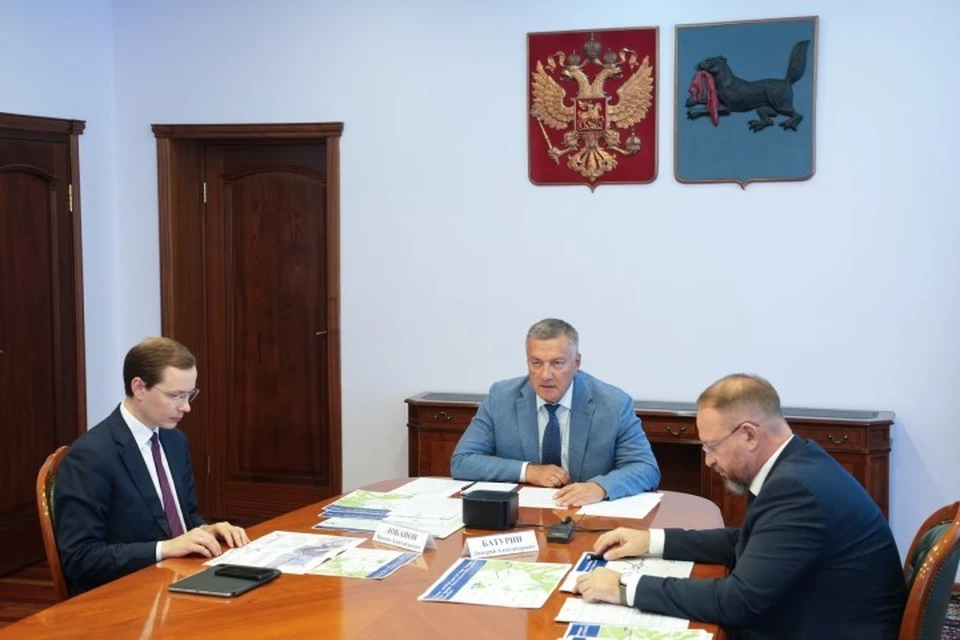 Ход строительства транспортного обхода села Шерагул в Тулунском районе обсудили губернатор Иркутской области Игорь Кобзев и начальник ФКУ Упрдор «Прибайкалье» Дмитрий Батурин.