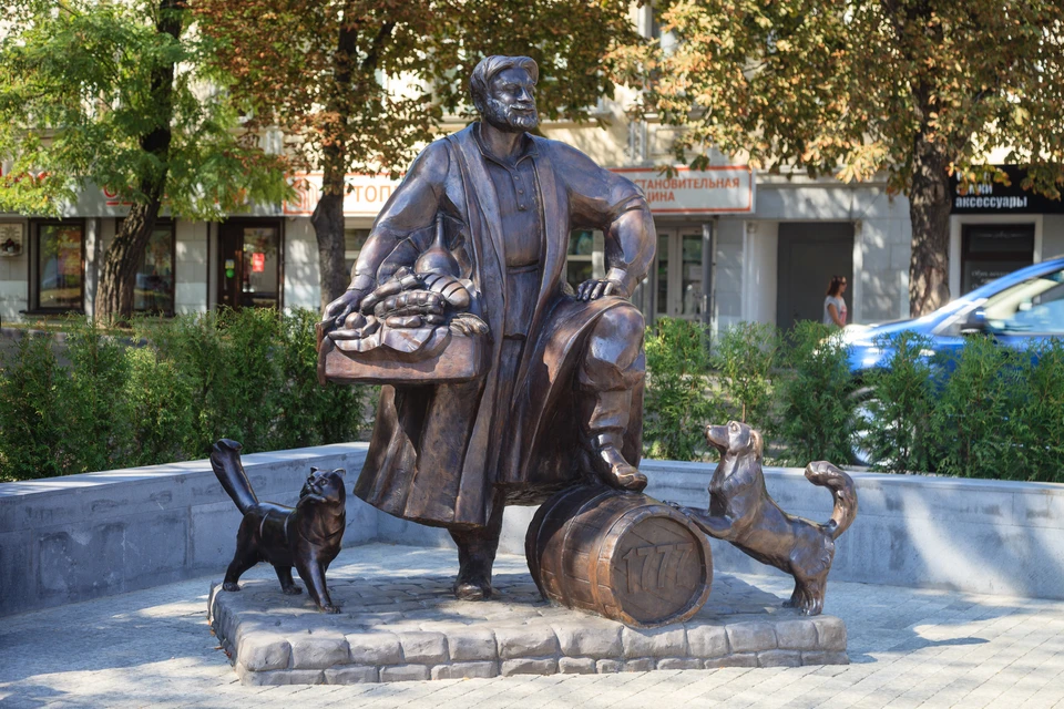 Памятник – это собирательный образ купеческих династий региона.