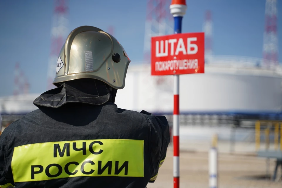 На месте происшествия работают оперативные службы.