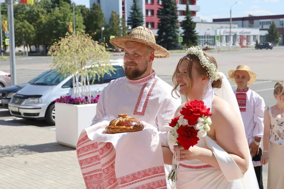 Увидеть жениха в соломенной шляпе - редкое явление. Свадьбу с белорусским колоритом отпраздновали молодожены Назар и Екатерина Ковалевы из Гомельской области. Фото: телеграм-канал "Октябрьский. Новости".