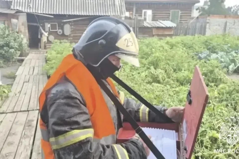 В Братске мужчина едва не погиб в горящем доме, вернувшись за документами