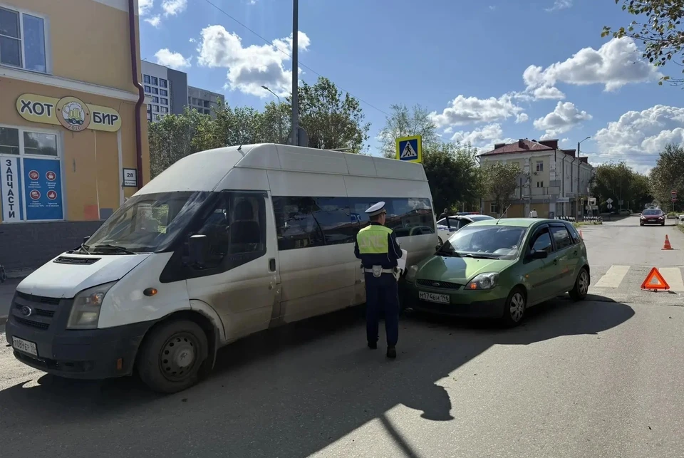 Водитель легковушки не уступила дорогу автобусу и врезалась в него. Фото: Госавтоинспекция Свердловской области