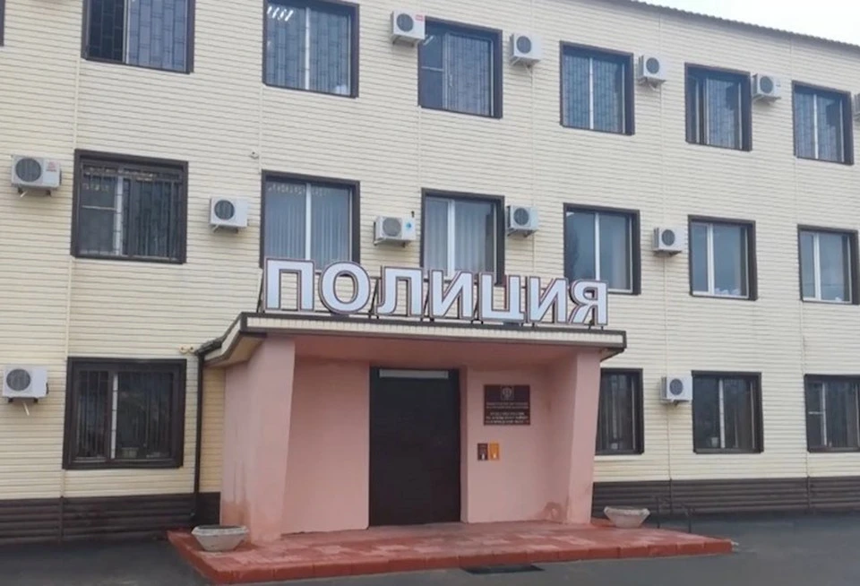 Полицейские задержали нарушителя.