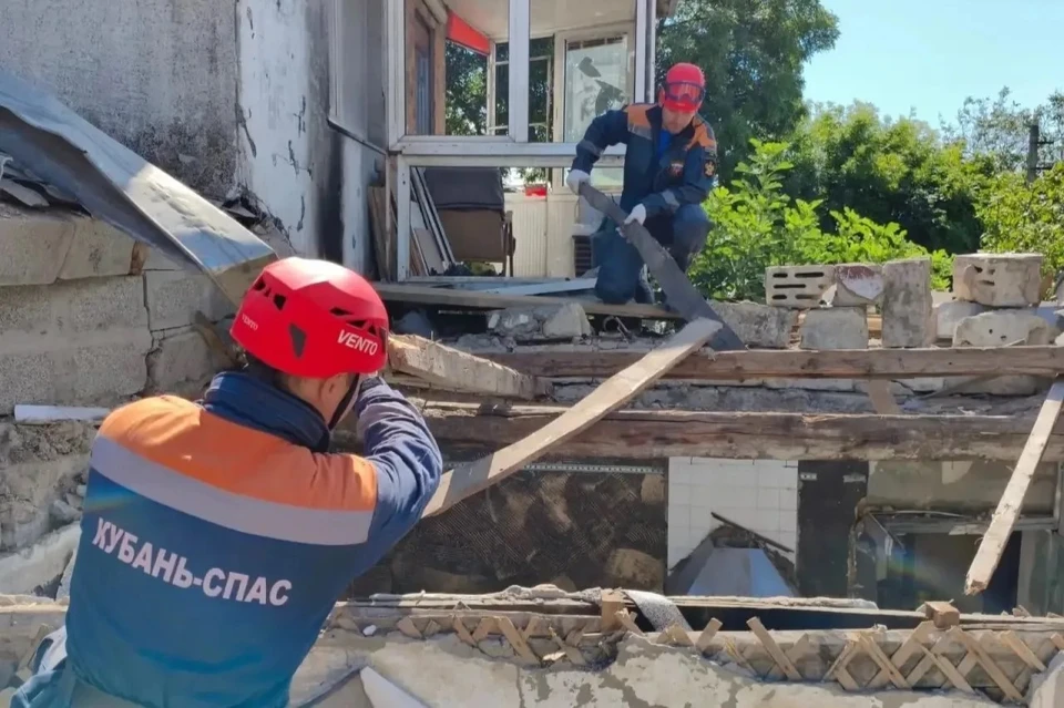 В Новороссийске спасатели продолжают ликвидацию последствий атаки БПЛА Фото: Министерство ГО и ЧС Краснодарского края