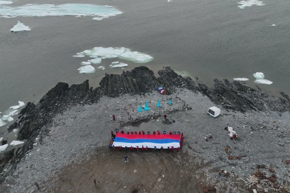 Волонтеры развернули флаг России в самой северной точке Красноярского края. Фото: проект "Чистая Арктика"