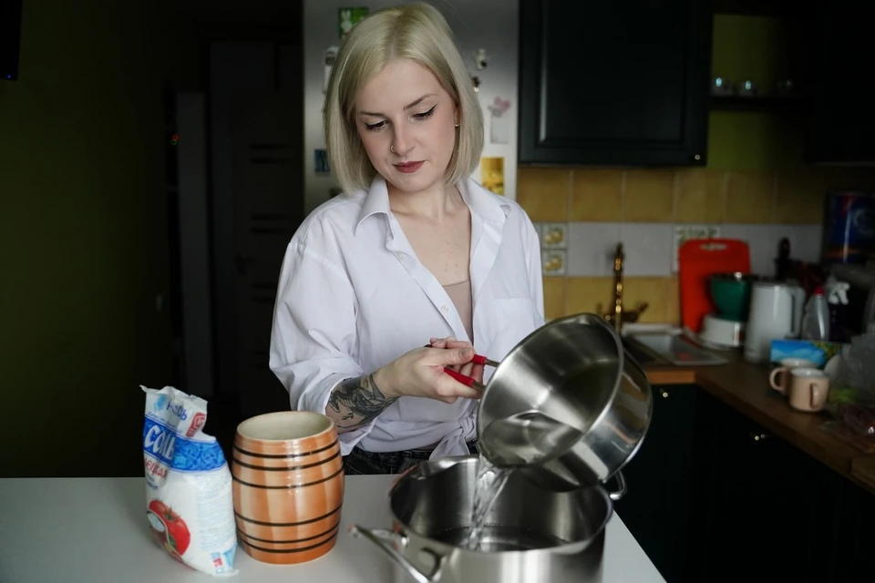 Даже качественные грибные консервы не стоит хранить дольше года.
