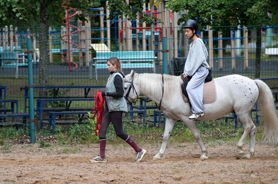 Мариупольские школьники в Петербурге научились верховой езде. Фото: «Возродим Донбасс»