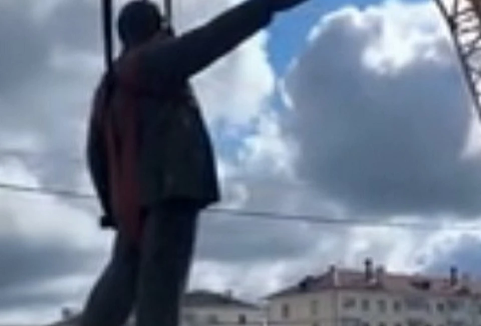 Памятник убрали с площади Карпинска. Фото: скриншот видео