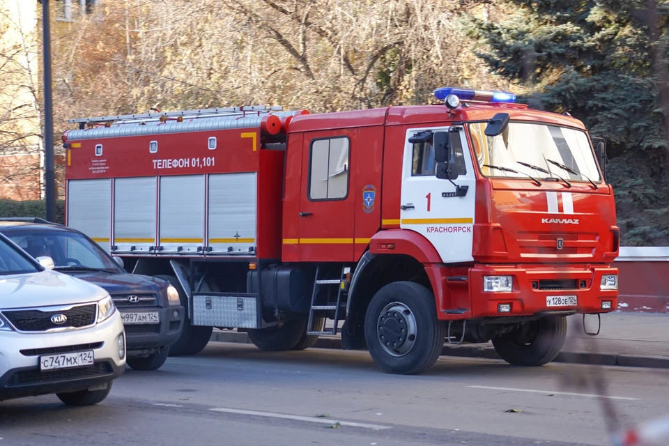 Николаевка в дыму: на улице Бебеля в Красноярске полыхает частный дом.