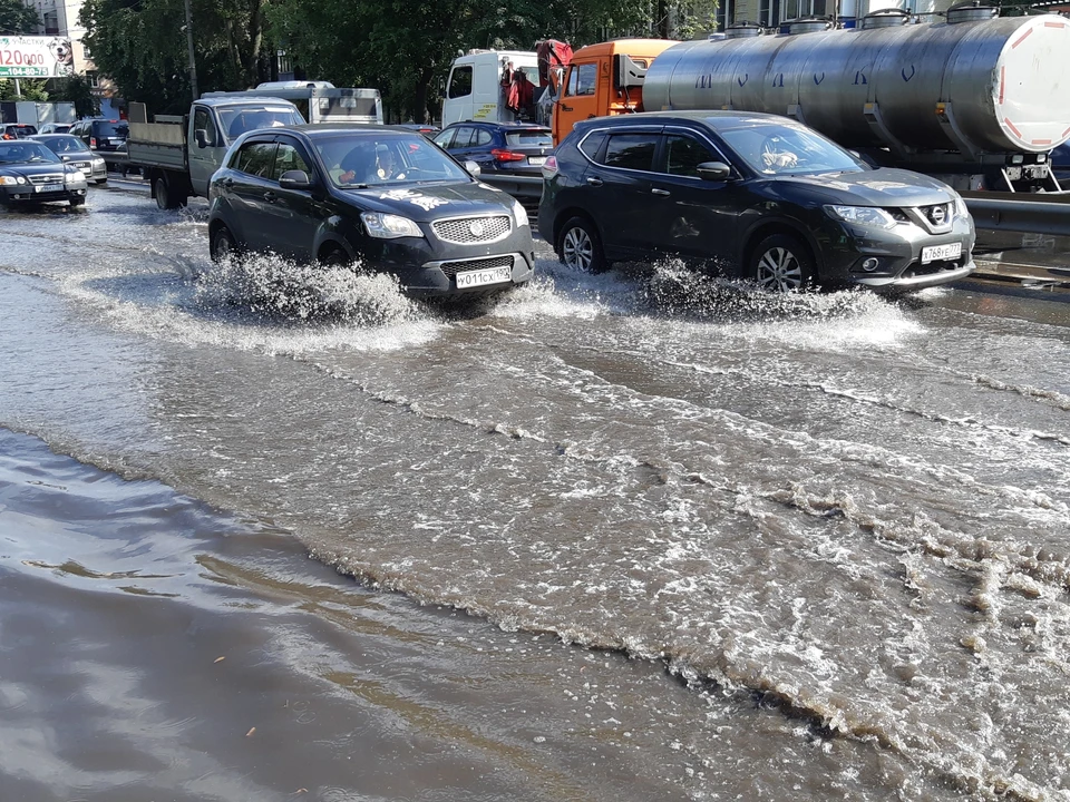Из-за воды на дороге временно перекрыли часть улицы Московской
