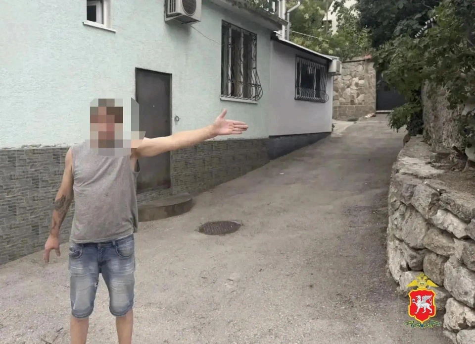 Гражданин показал, как все происходило. Фото: МВД Крыма