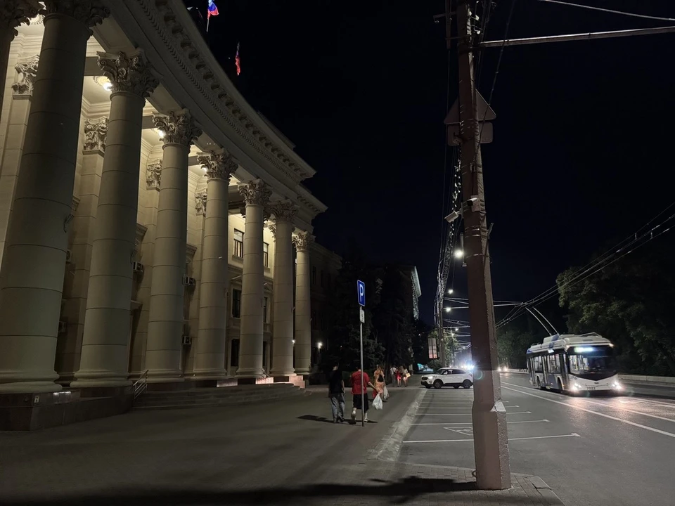 Ночью над городом выли сирены.