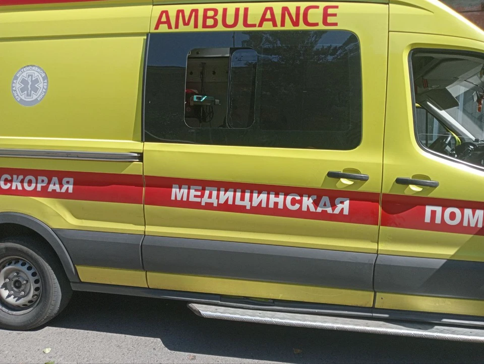 «Скорая» доставляет пострадавшего мотоциклиста в больницу Белгорода