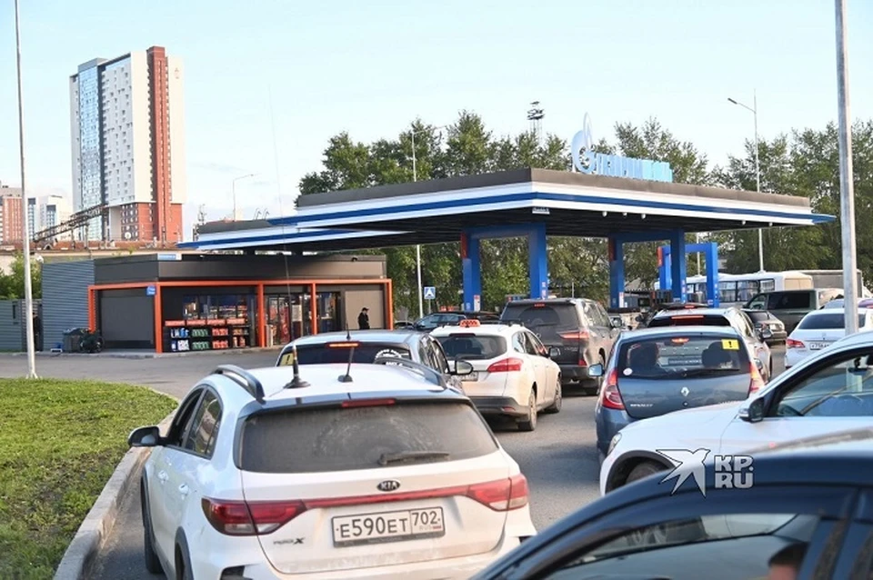 Автомобилистам приходится стоять в пробках