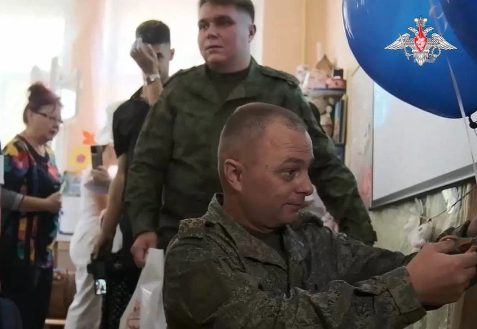 Военнослужащие группировки «Центр» передали ребцентру в Донецке гуманитарную помощь. Фото: скриншот видео / Минобороны РФ