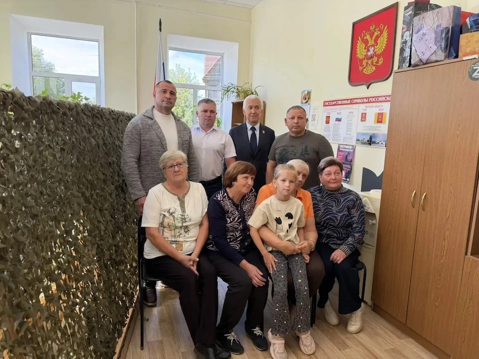 Владимир Васильев пообщался с воспитанниками секций физподготовки и их родителями. Фото пресс-службы фракции "Единая Россия" в Государственной Думе.