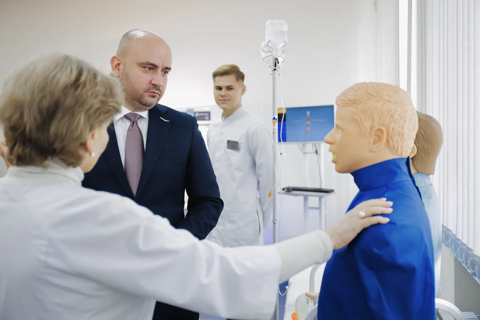 Глава региона осмотрел обновленные образовательные пространства медколледжа.