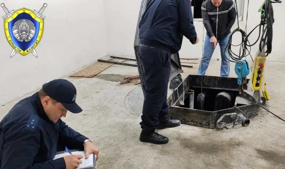 Следователи устанавливают обстоятельства гибели трех работников в канализационной шахте. Фото: стоп-кадр | видео СК.