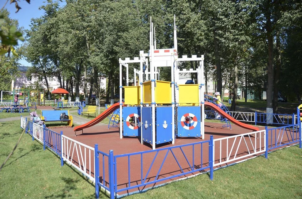 В тульском сквере «Встреча» устанавливают детский игровой комплекс.
