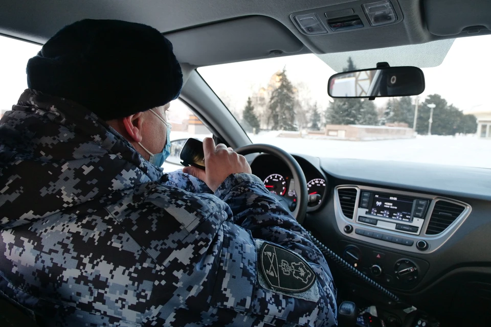 В Новокузнецке задержали женщину, ранившую мужа ножом.