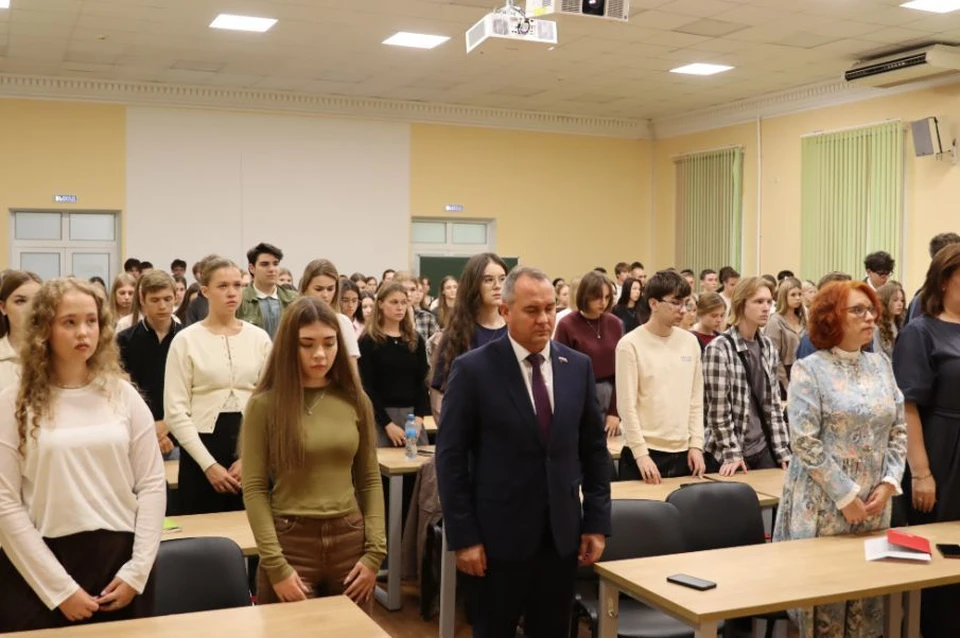 Студенты НИУ Президентской академии почтили память жертв терактов в Беслане и Старобельске. ФОТО: Дума Нижнего Новгорода.
