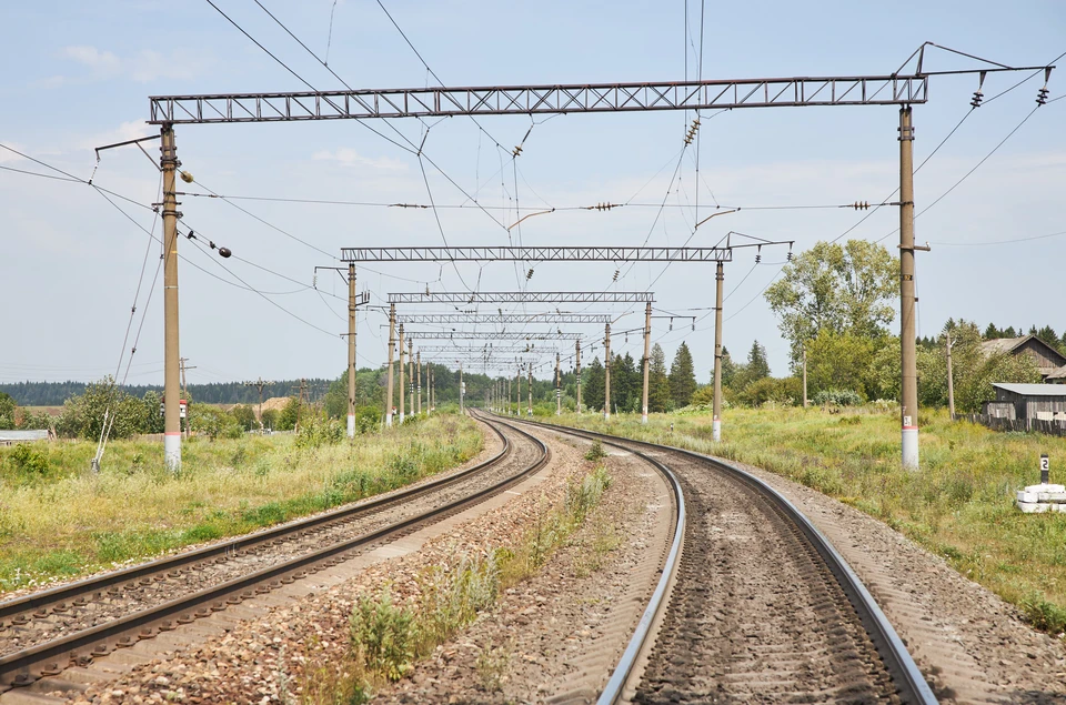 Комбайн столкнулся с пассажирским поездом в Нижегородской области.