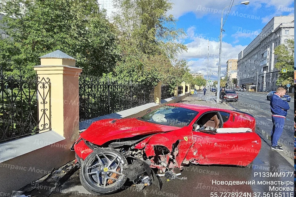 В центре Москвы Ferrari протаранил внедорожник