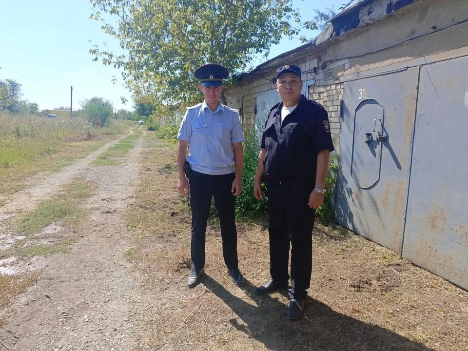 На место отправились старший участковый уполномоченный майор полиции и оперуполномоченный уголовного розыска старший лейтенант полиции