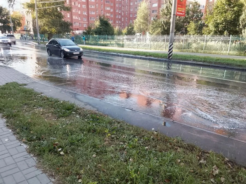 Вода обильно текла по дороге