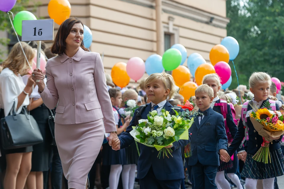 По миллиону рублей получили 11 новых учителей сельских школ Кировской области.