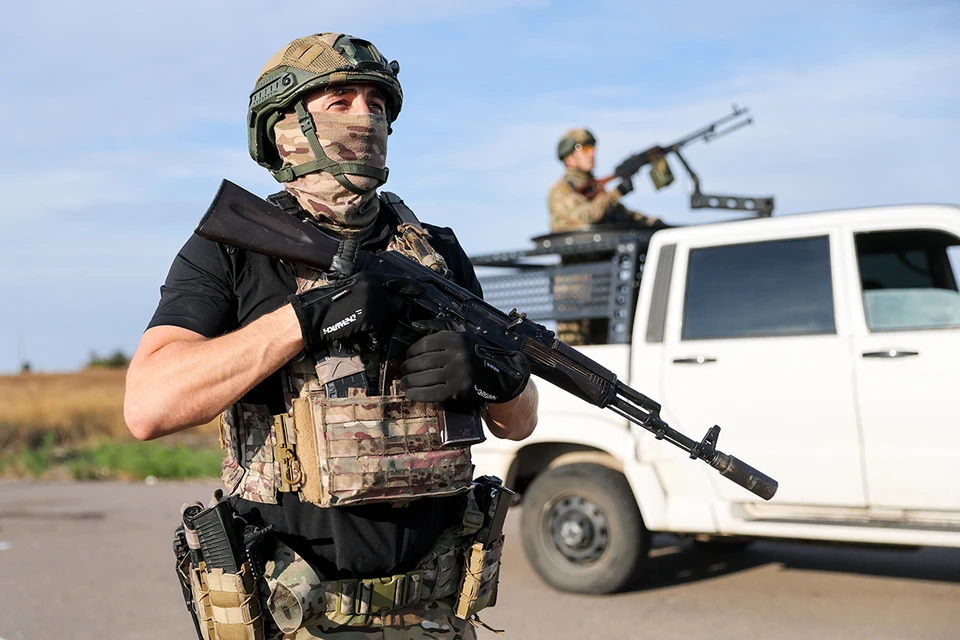 Военнослужащие мобильной огневой группы батальона военной комендатуры ДНР во время работы. Фото: Дмитрий Ягодкин/ТАСС