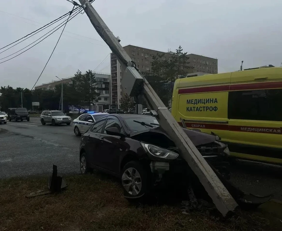 Чтобы избежать столкновения, водитель Hyundai Solaris был вынужден уйти вправо и допустил наезд на опору ЛЭП