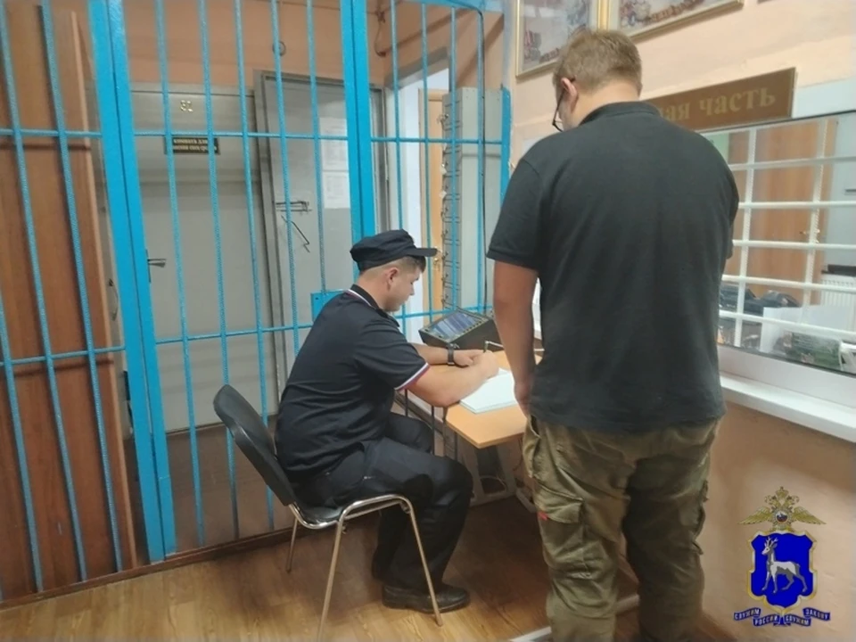 Задержанный 32-летний мужчина признался, что распивал спиртное на работе и решил наведаться в магазин