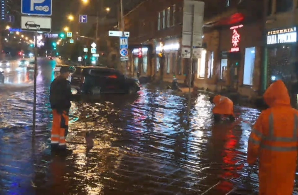 Малышевский мост ушел под воду. Фото: скрин с видео