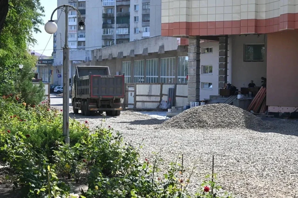 Тюменские строители благоустраивают территорию у ЗАГСа в Краснодоне. ФОТО: Администрация Краснодона